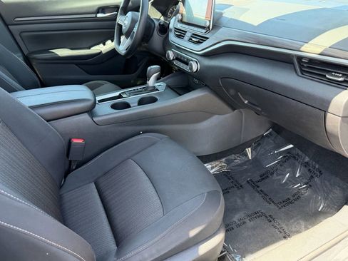 Used 2025 Nissan Altima 2.5 SV FWD image 15