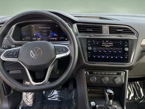 Used 2024 Volkswagen Tiguan SE image 11
