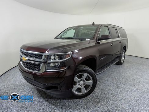 Used 2020 Chevrolet Suburban LT w/ Luxury Package AWD/4WD image 3