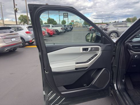 Used 2022 Ford Explorer XLT w/ Equipment Group 202A AWD/4WD image 11