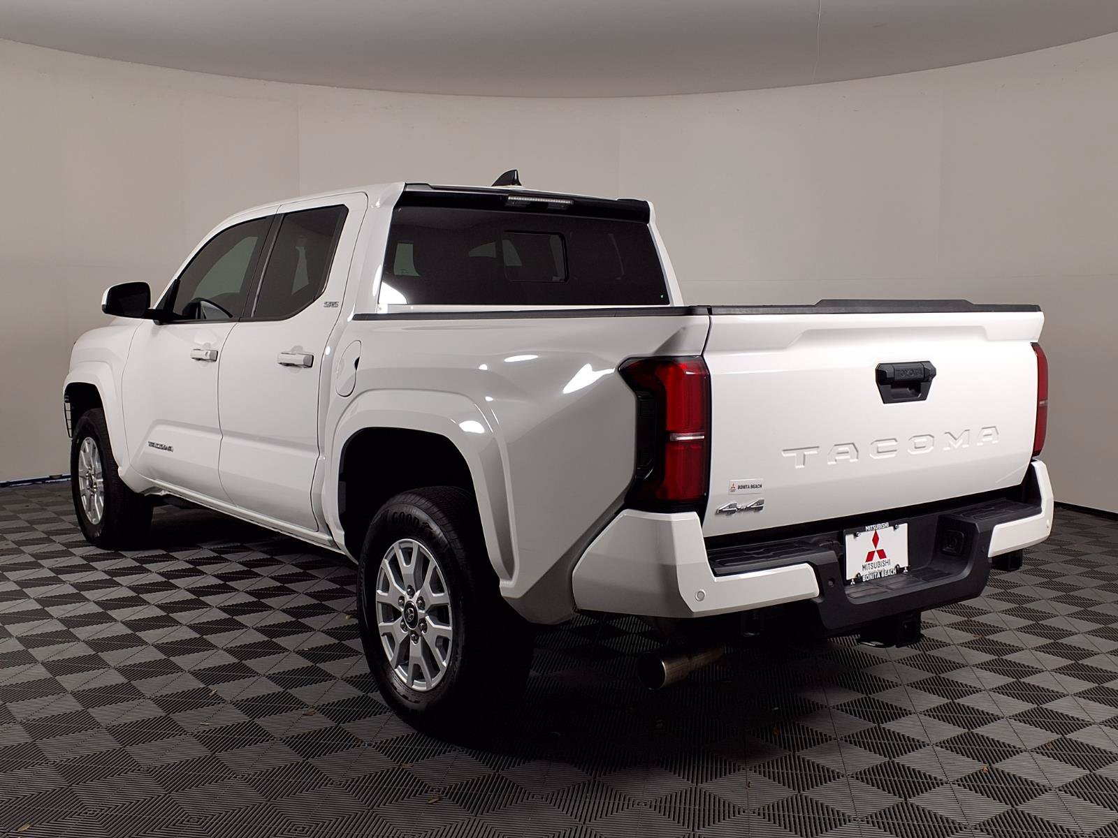 Used 2024 Toyota Tacoma SR5 w/ SR5 Upgrade Package AWD/4WD image 5