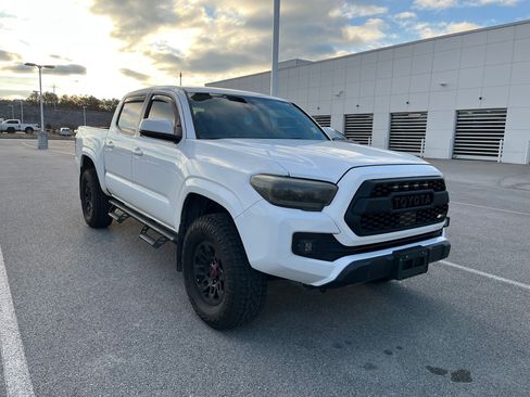 Used 2020 Toyota Tacoma SR image 3