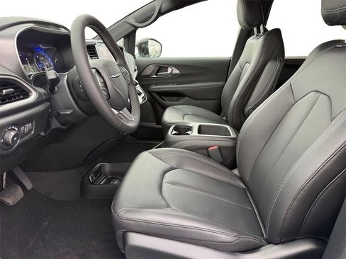 New 2026 Chrysler Pacifica Select image 9