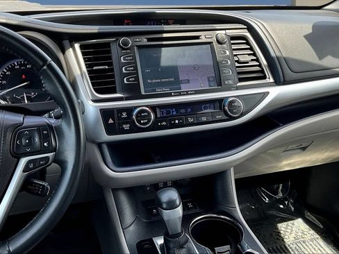 Used 2017 Toyota Highlander XLE w/ Carpet Mat Package AWD/4WD image 11