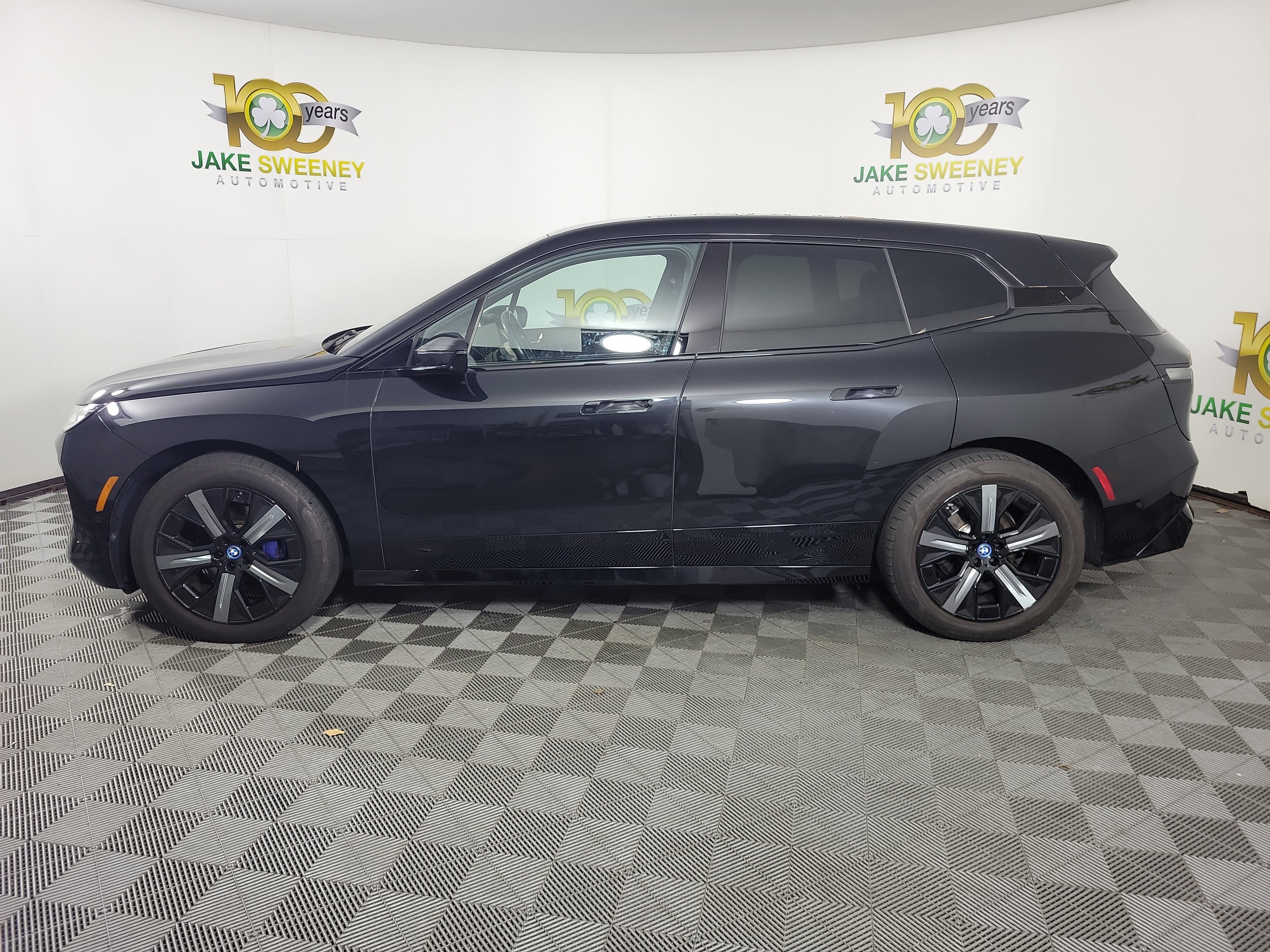 Used 2024 BMW iX xDrive50 w/ Sport Package AWD/4WD image 2