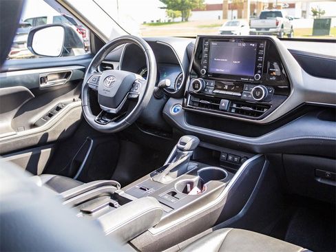 Used 2020 Toyota Highlander XLE image 26