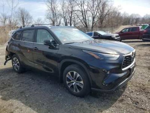 Used 2024 Toyota Highlander XLE AWD/4WD image 1