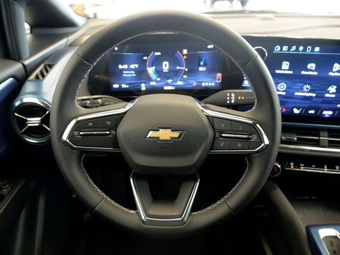 Used 2025 Chevrolet Equinox EV LT image 18