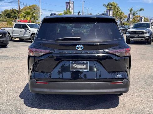 Used 2024 Toyota Sienna XLE FWD image 11