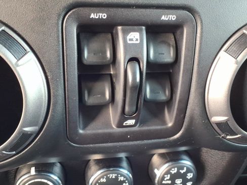 Used 2018 Jeep Wrangler Unlimited Sahara AWD/4WD image 28