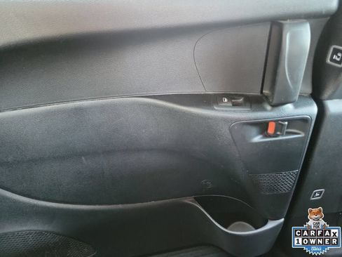 Used 2024 Chrysler Pacifica Touring FWD image 13