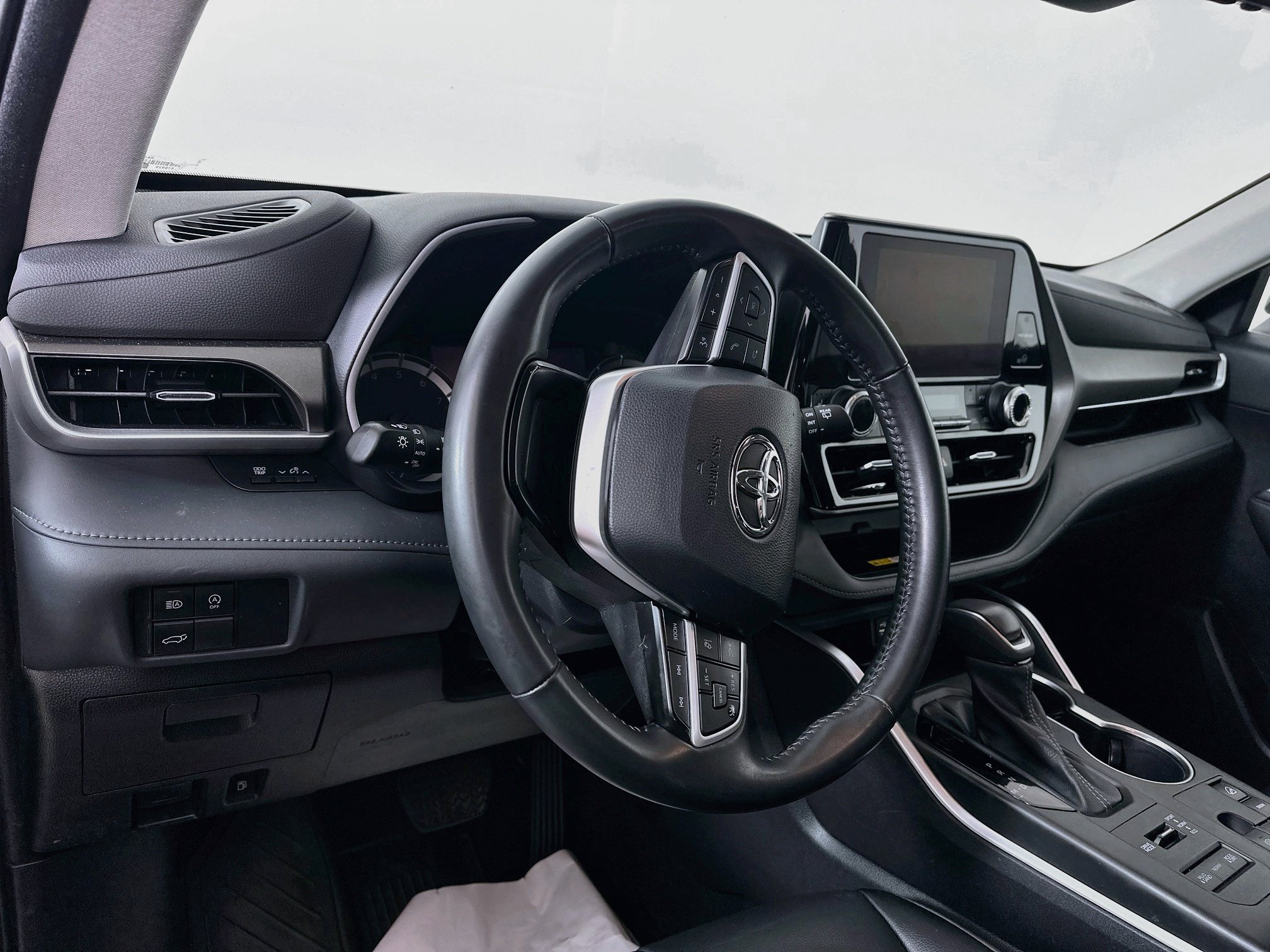 Used 2023 Toyota Highlander XLE AWD/4WD image 9