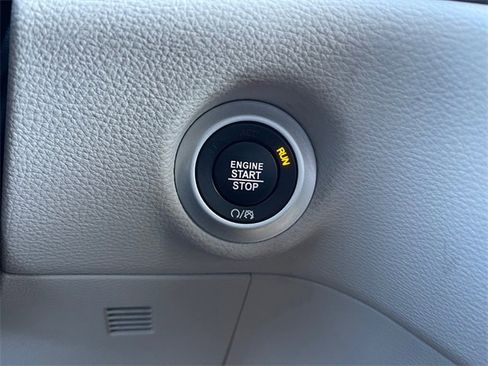 Used 2023 Chrysler Pacifica Touring-L image 16