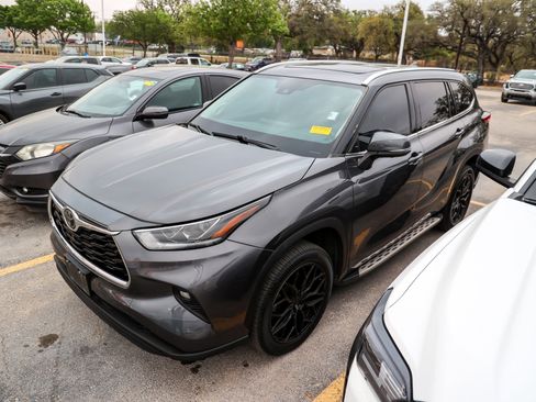 Used 2021 Toyota Highlander Limited image 3