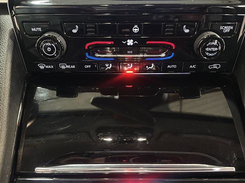 Used 2022 Jeep Grand Cherokee L Limited w/ Black Appearance Package image 23