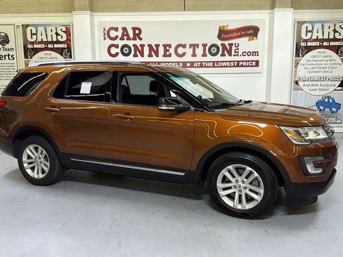 Used 2017 Ford Explorer XLT FWD image 1