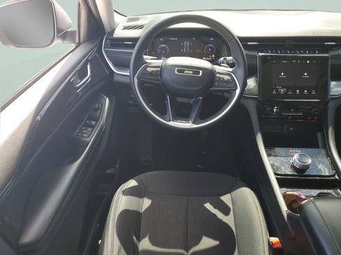 Used 2023 Jeep Grand Cherokee Laredo RWD image 12