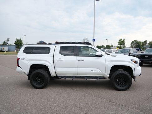 Used 2025 Toyota Tacoma TRD Sport AWD/4WD image 8