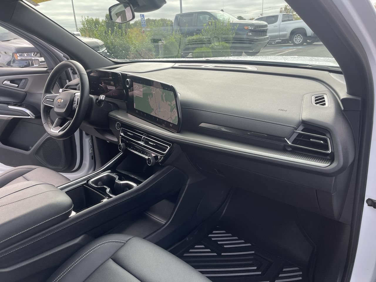 Used 2025 Chevrolet Traverse LT FWD image 29