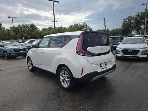Certified 2025 Kia Soul LX w/ LX Technology Package FWD image 6