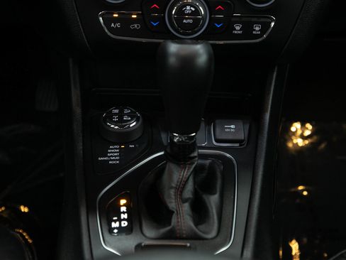 Used 2020 Jeep Cherokee Trailhawk w/ Cold Weather Group AWD/4WD image 19