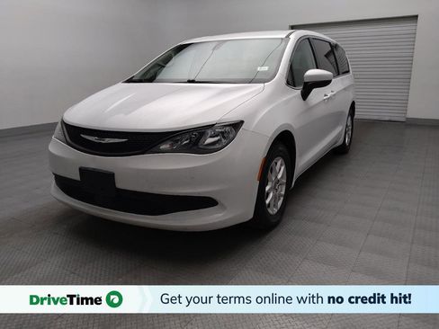 Used 2022 Chrysler Voyager LX image 1