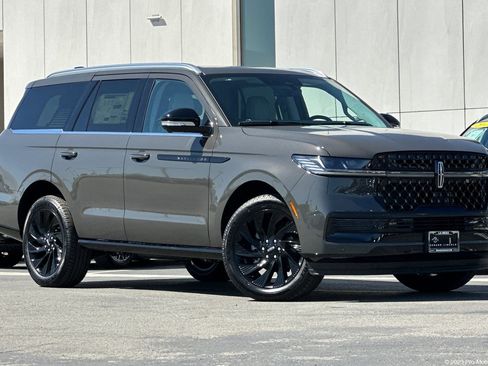 New 2026 Lincoln Navigator Black Label AWD/4WD image 1