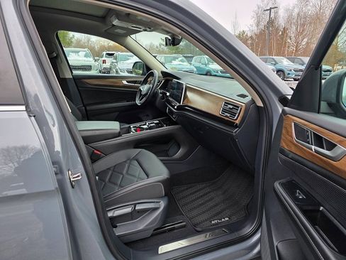 Used 2025 Volkswagen Atlas SE image 12