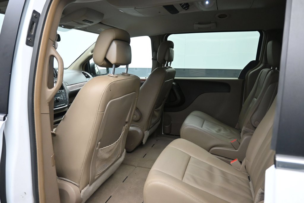 Used 2016 Chrysler Town & Country Touring FWD image 23