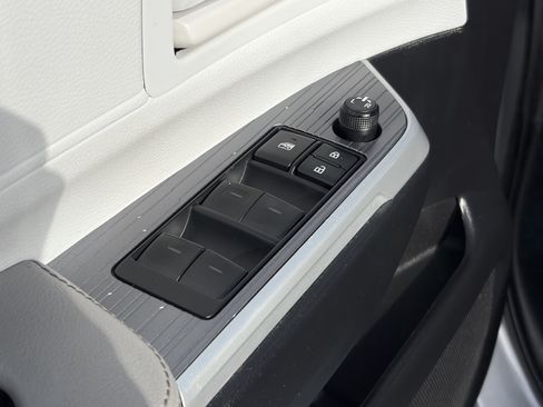 Certified 2025 Toyota Sienna LE FWD image 30