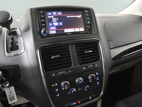 Used 2018 Dodge Grand Caravan SE w/ UConnect Hands-Free Group FWD image 15