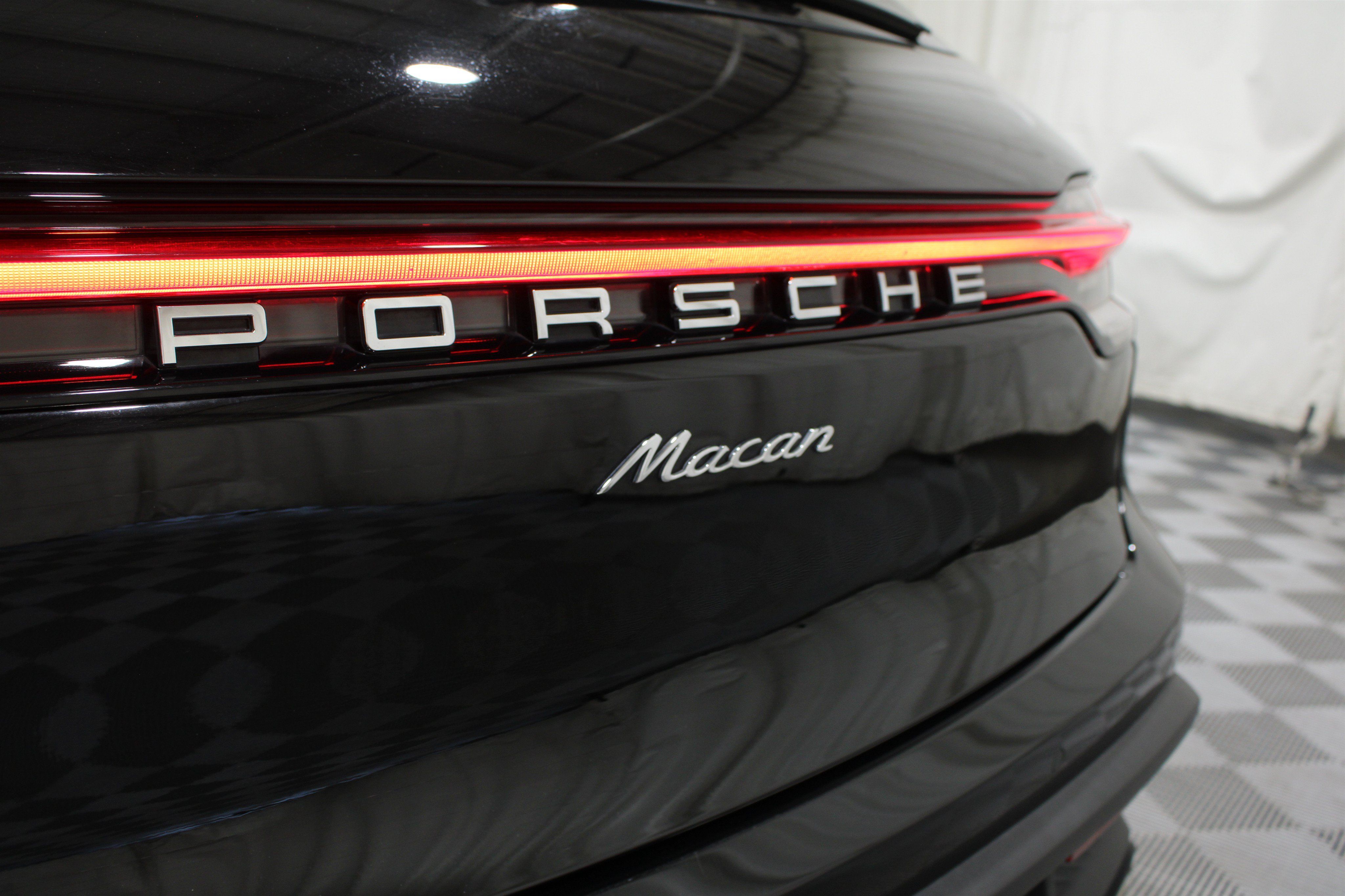 Used 2024 Porsche Macan AWD/4WD image 27