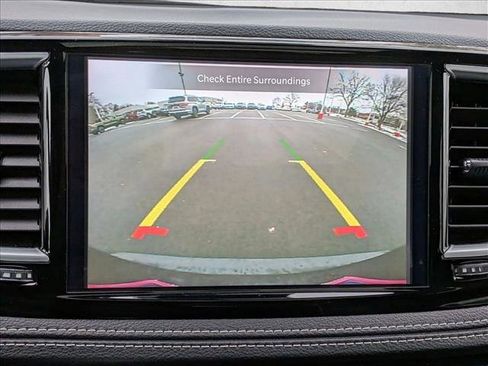 Used 2025 Chrysler Pacifica Limited image 13