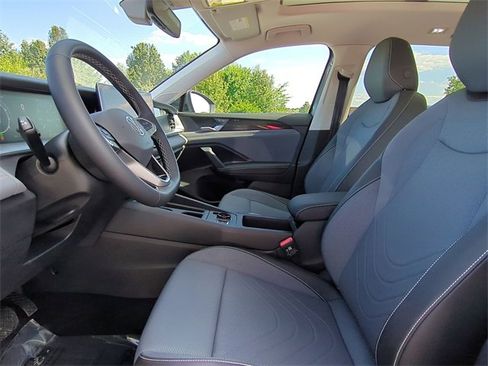 New 2025 Volkswagen Tiguan SE image 16