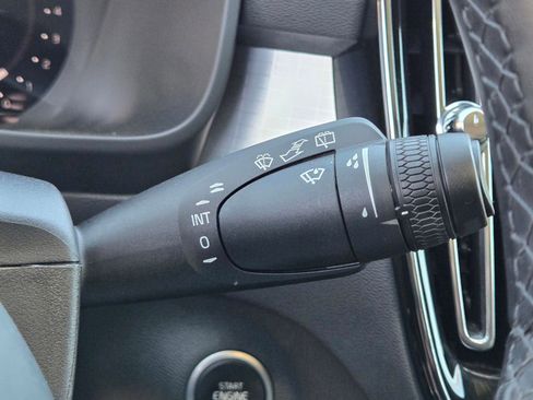 Certified 2025 Volvo XC40 B5 Core AWD/4WD image 24