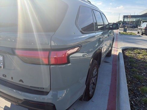 Used 2025 Toyota Sequoia Platinum image 5