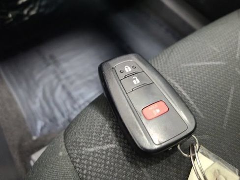 Used 2024 Toyota RAV4 XLE AWD/4WD image 28
