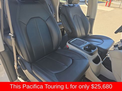 Used 2024 Chrysler Pacifica Touring-L FWD image 16
