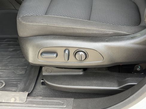 Used 2023 GMC Acadia SLE w/ Driver Convenience Package FWD image 13