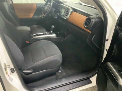 Used 2017 Toyota Tacoma SR5 image 21