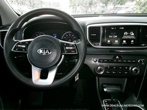 Used 2020 Kia Sportage LX AWD/4WD image 9