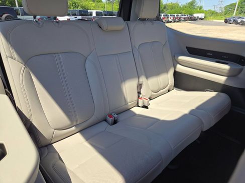 Certified 2024 Jeep Wagoneer Series III w/ Premium Group I AWD/4WD image 9