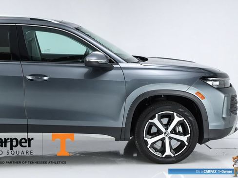 Used 2025 Volkswagen Tiguan SE w/ Panoramic Sunroof Package AWD/4WD image 12