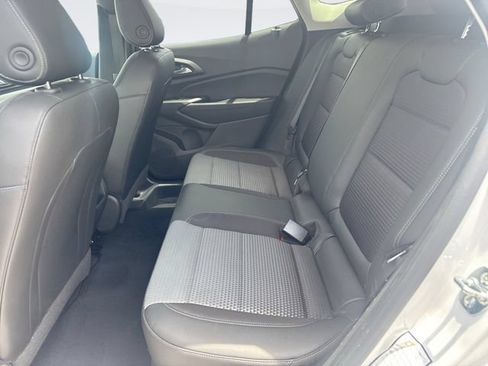 Used 2025 Chevrolet Trax LT w/ LT Convenience Package FWD image 21