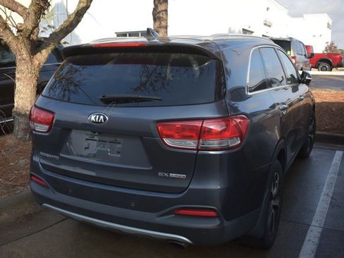 Used 2017 Kia Sorento EX w/ EX Premium Package image 4