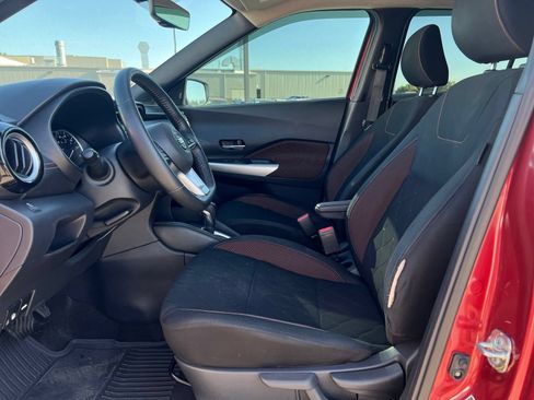 Used 2019 Nissan Kicks SR w/ Interior Electronics Package FWD image 17