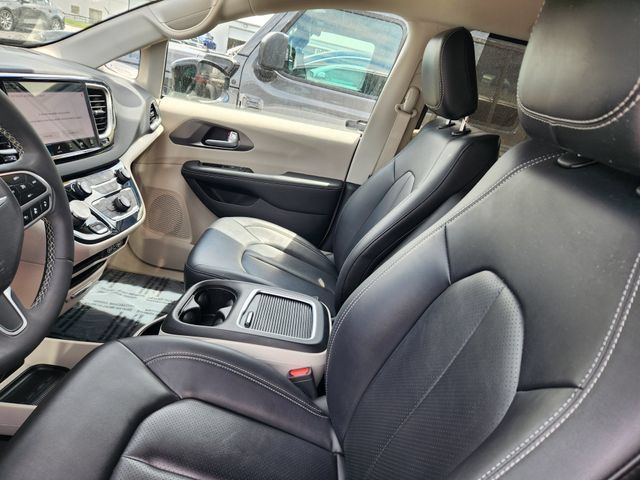 Used 2024 Chrysler Pacifica Touring-L FWD image 11