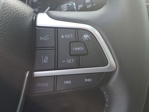 Used 2024 Toyota Highlander XLE image 12