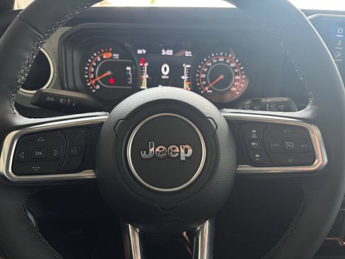 Used 2025 Jeep Wrangler Unlimited Sahara AWD/4WD image 28