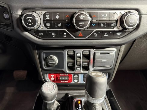 Used 2024 Jeep Wrangler Unlimited Rubicon w/ Capability Package image 27